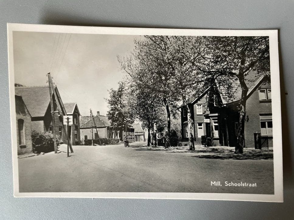 Ansichtkaart Mill Schoolstraat - Uitg. A. Martens, Verzamelen, Ansichtkaarten | Nederland, Ophalen of Verzenden, 1920 tot 1940