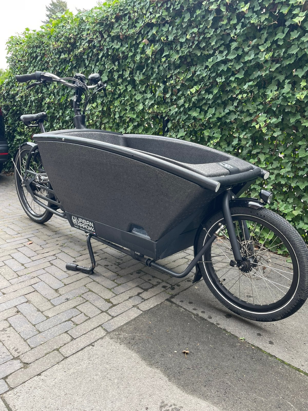 Urban Arrow Family bakfiets (2017) Zwart met huif, Gebruikt, Huif, 2 kinderen, Schijfrem