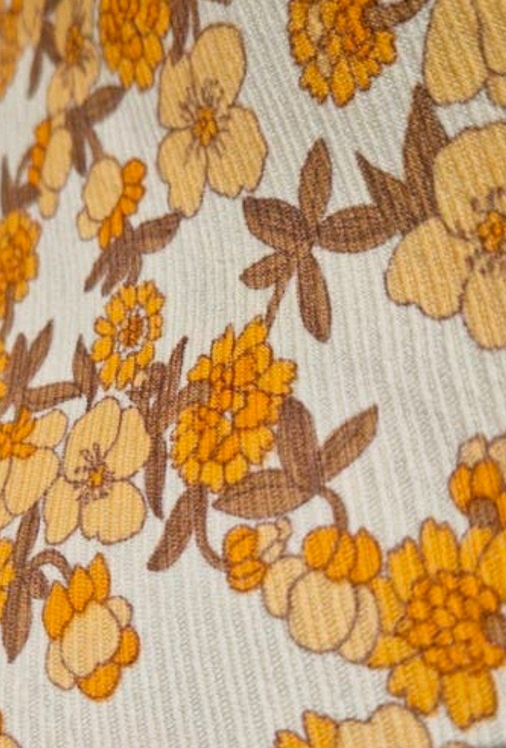 Vintage lap stof oranje bruin beige geel gebloemd bloemen 2m, Hobby en Vrije tijd, Stoffen en Lappen, Overige materialen, Verzenden