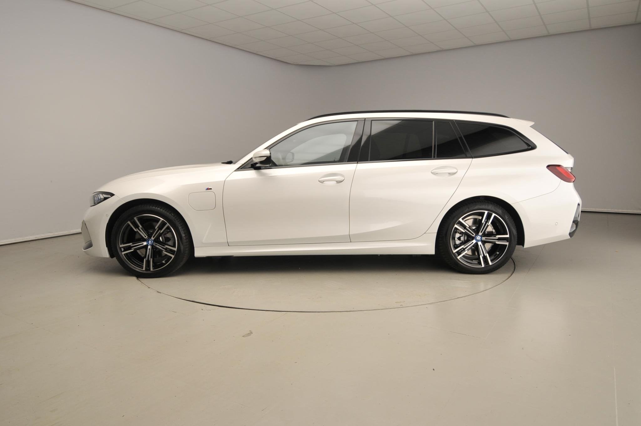 BMW 3 Serie Touring 320e | M-Sportpakket | LED | Leder | Nav, 1998 cc, Gebruikt, 4 cilinders, Met garantie (alle)