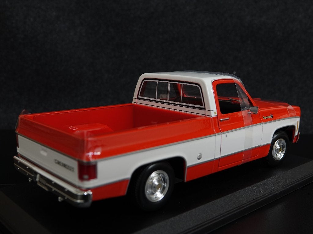 Maisto 1:18 1974 Chevrolet C10 Cheyenne Super rood-wit, Hobby en Vrije tijd, Maisto, Auto, Onbekend, Nieuw
