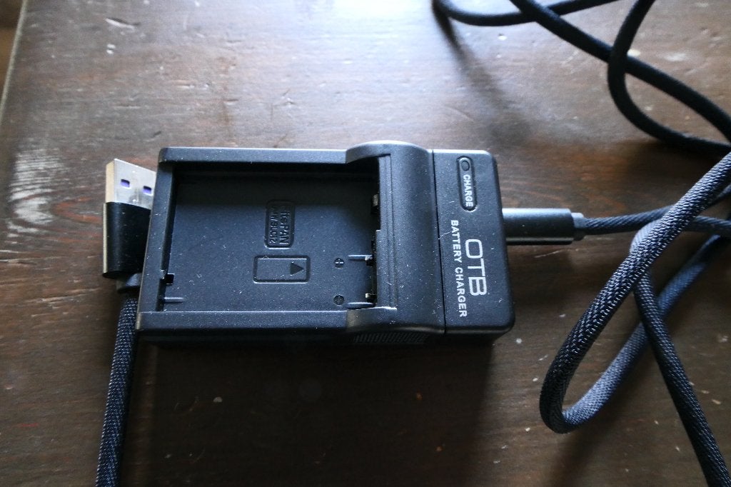 OneOne lader voor camera en camcorder accu, Ophalen of Verzenden, Nieuw