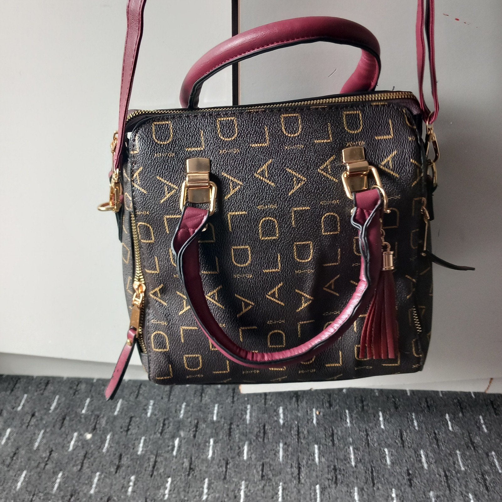 Stijlvolle ALDO Handtas met Monogramprint en Bordeauxtinten, Sieraden, Tassen en Uiterlijk, Ophalen of Verzenden, Nieuw, Bruin