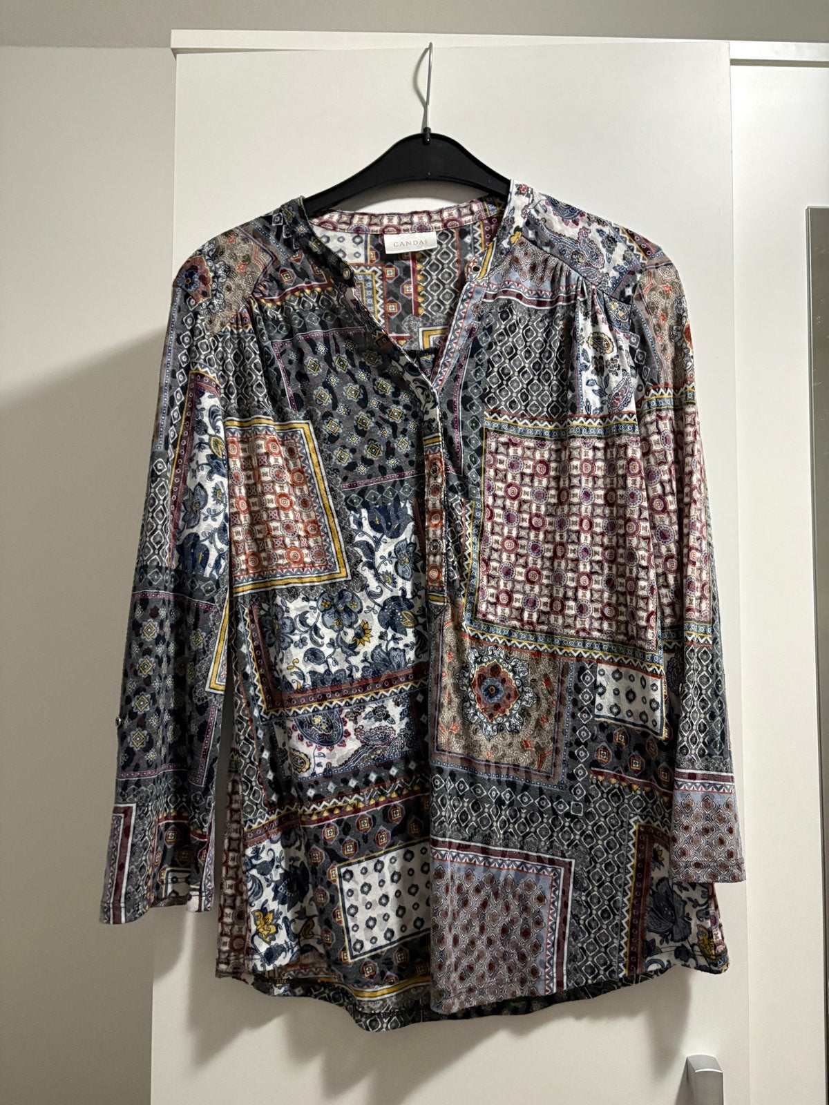 Blouse met Patchwork Print, Kleding | Dames, Ophalen of Verzenden, Zo goed als nieuw, Maat 38/40 (M), Meerkleurig