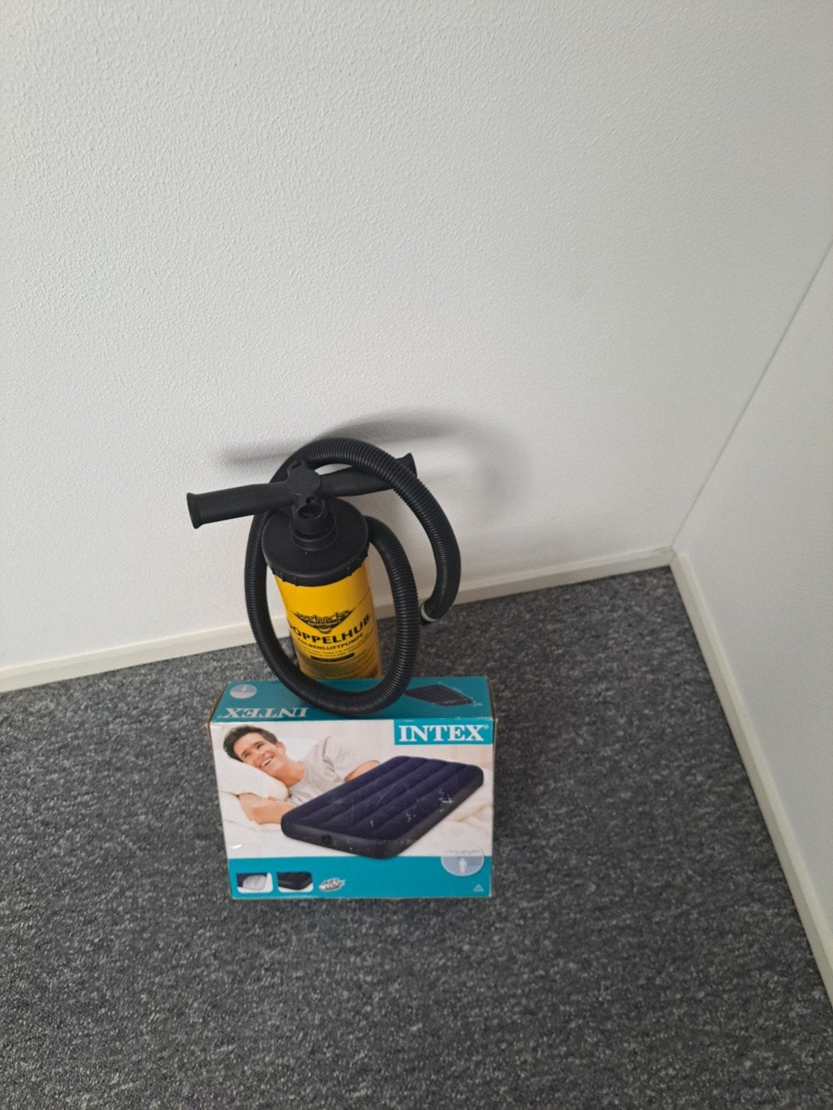 1pers luchtbed met pomp, Ophalen of Verzenden, Zo goed als nieuw, 1-persoons
