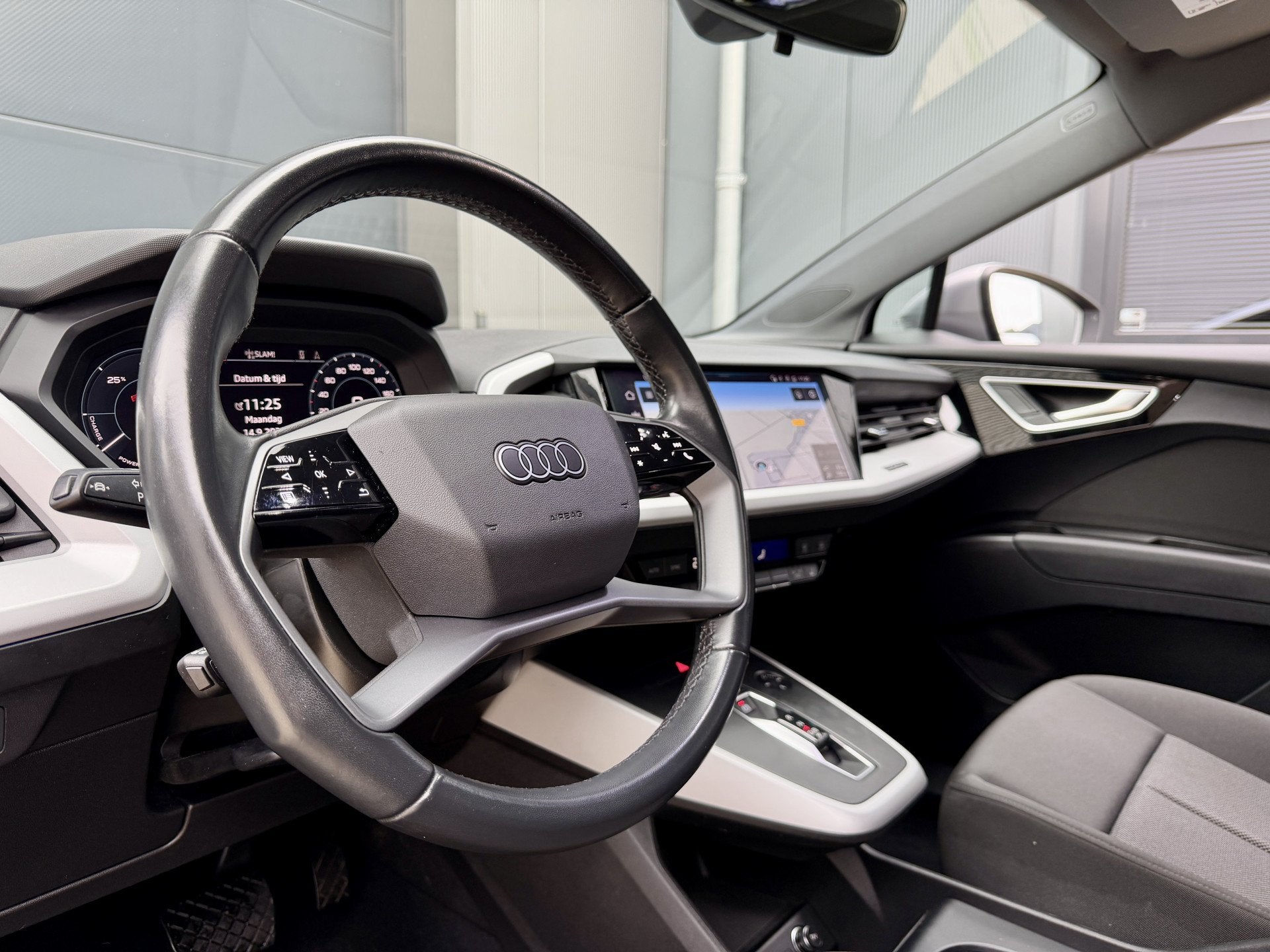 Audi Q4 e-tron 40 Advanced edition 77 kWh *Florettsilber* Na, Automaat, Dealer onderhouden, 1965 kg, 1000 kg