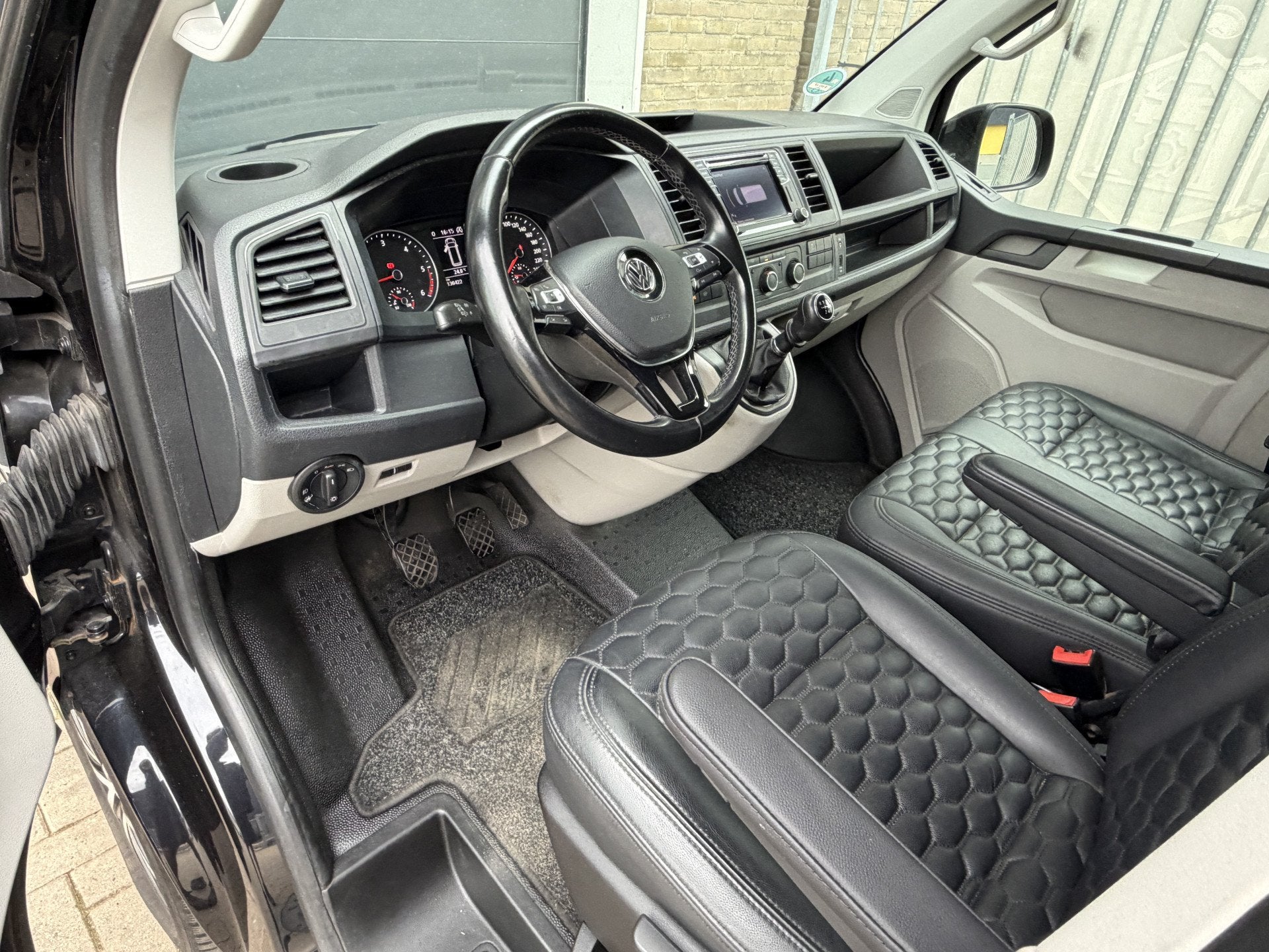 Volkswagen Transporter 2.0 TDI 204PK Euro 6 L2H1 DC 6 zit pl, Auto's, Voorwielaandrijving, Gebruikt, 4 cilinders, Volkswagen