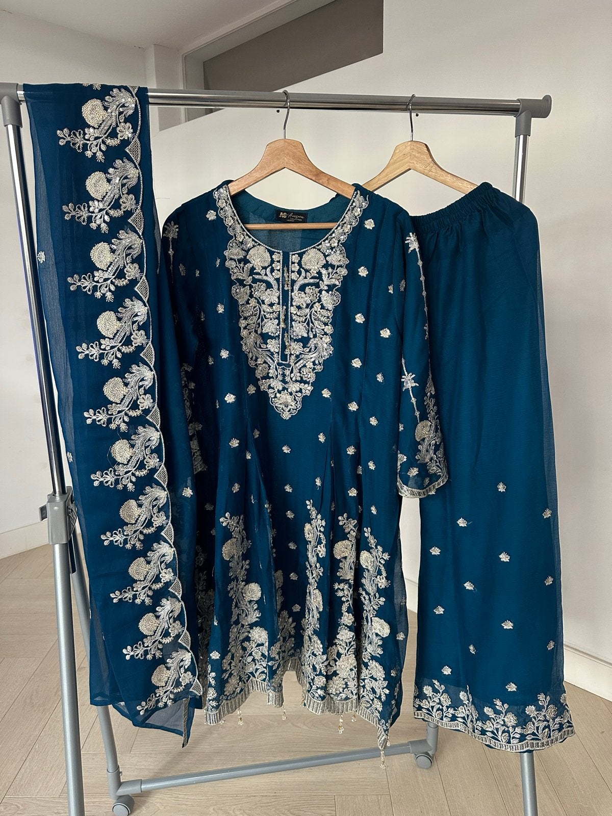 Prachtige Indiase/Pakistaanse jurk - Teal met borduursel, Kleding | Dames, Jurken, Maat 38/40 (M), Blauw, Ophalen of Verzenden
