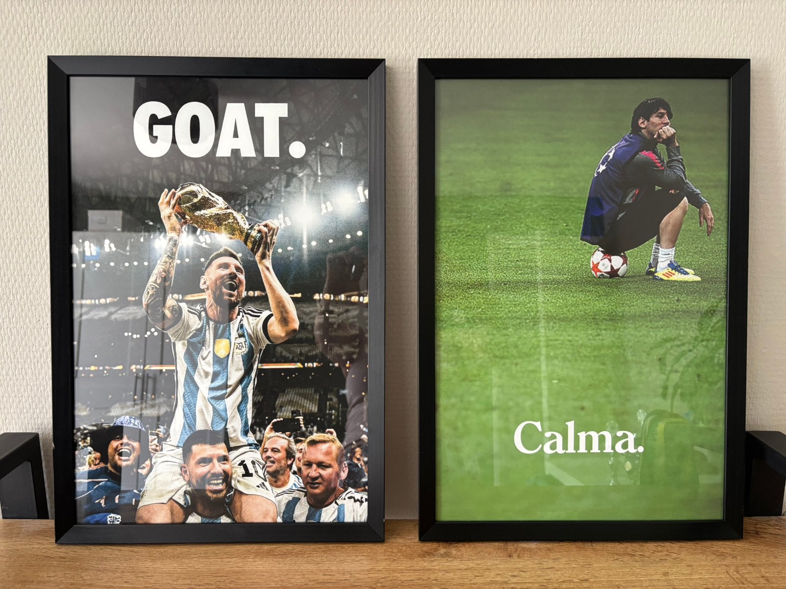 2 posters van Messi ingelijst 32,5 x 47,5 cm, Verzamelen, Sportartikelen en Voetbal, Ophalen of Verzenden, Zo goed als nieuw, Buitenlandse clubs