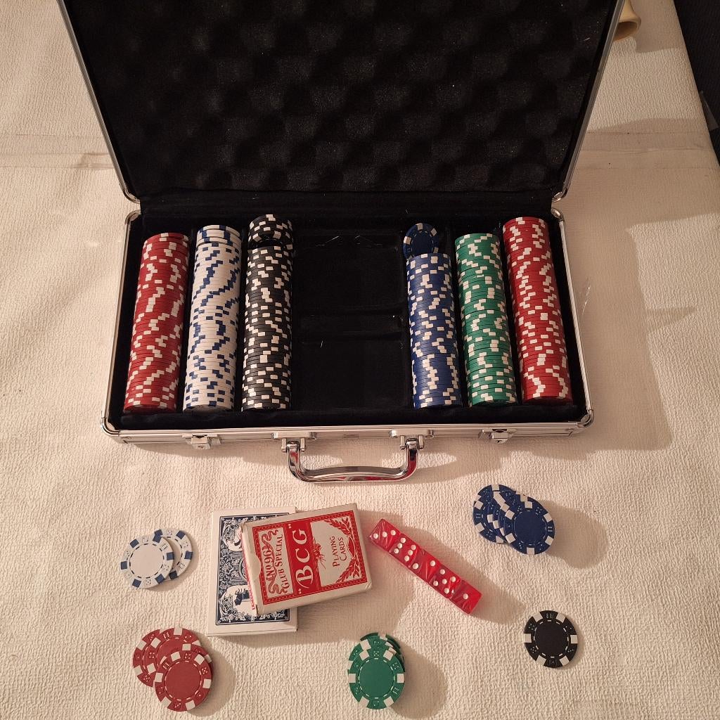 Poker set met aluminium koffer 300 chips 30€, Ophalen of Verzenden, Zo goed als nieuw