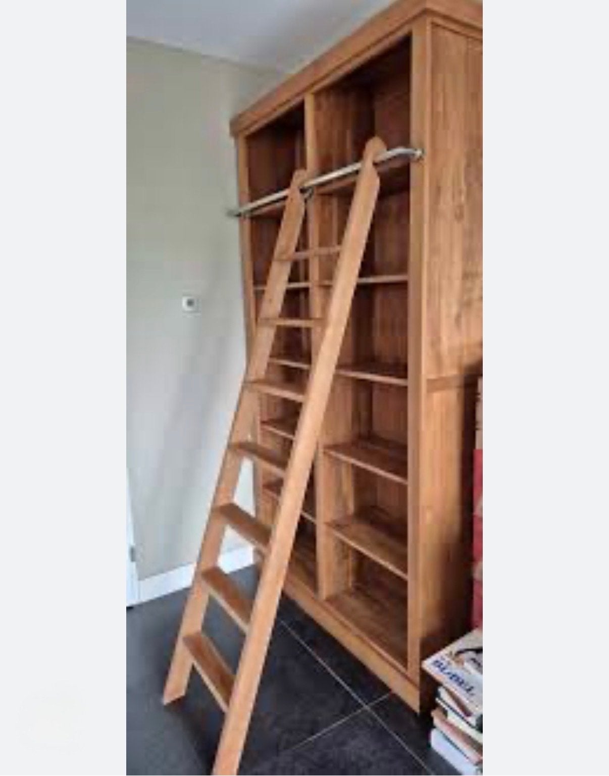 Ruime teakhouten boekenkast met ladder, Ophalen, Met plank(en), Gebruikt, 100 tot 150 cm