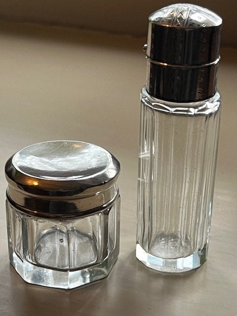PARFUMFLESJE EN DEKSELPOTJE IN FACETTEN GESLEPEN, Verzenden, Zilver