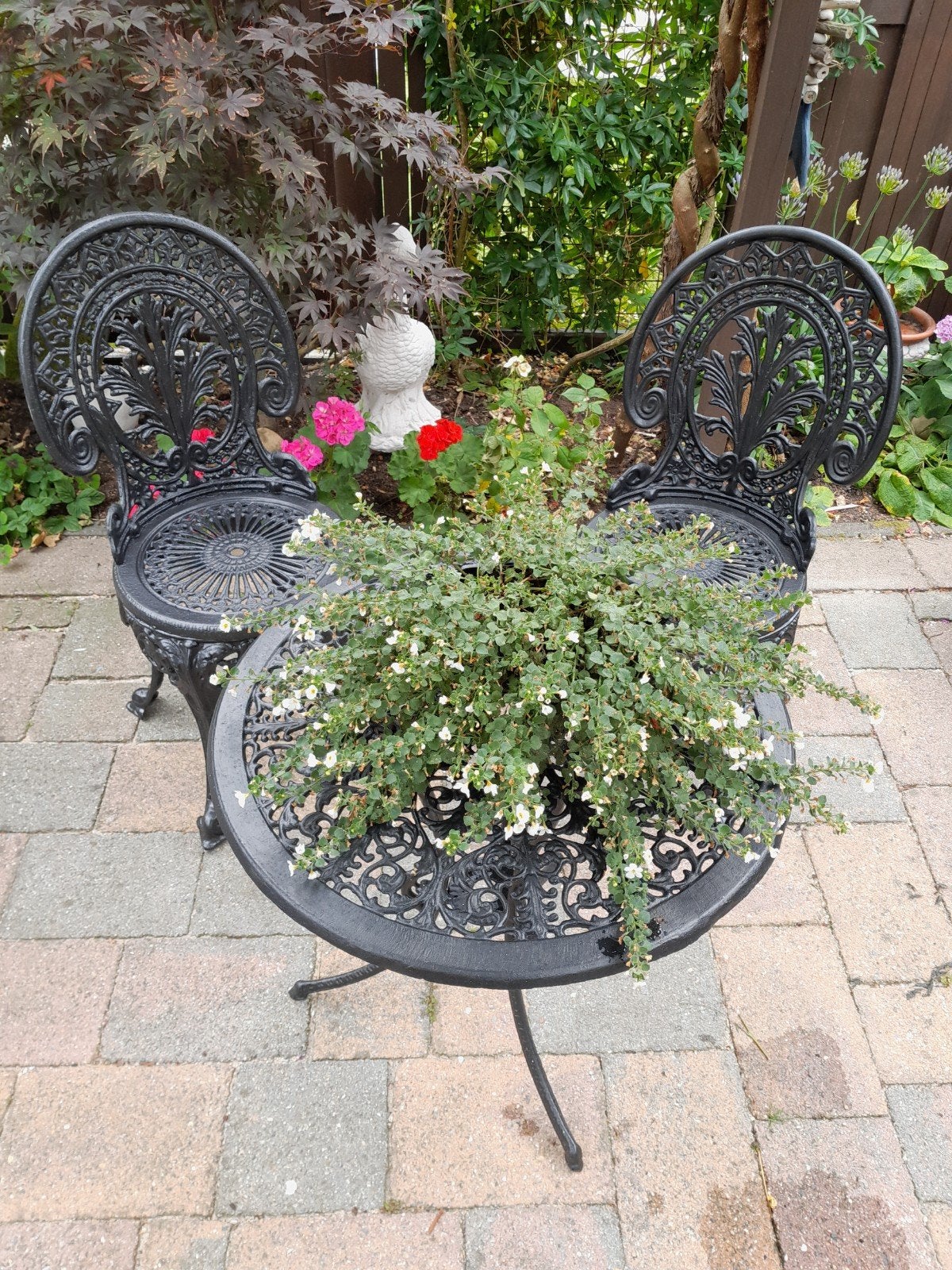 Antieke gietijzeren bistro set - 2 stoelen en tafel, Tuin en Terras, Tuinsets en Loungesets, Overige materialen, Gebruikt, Tuinset