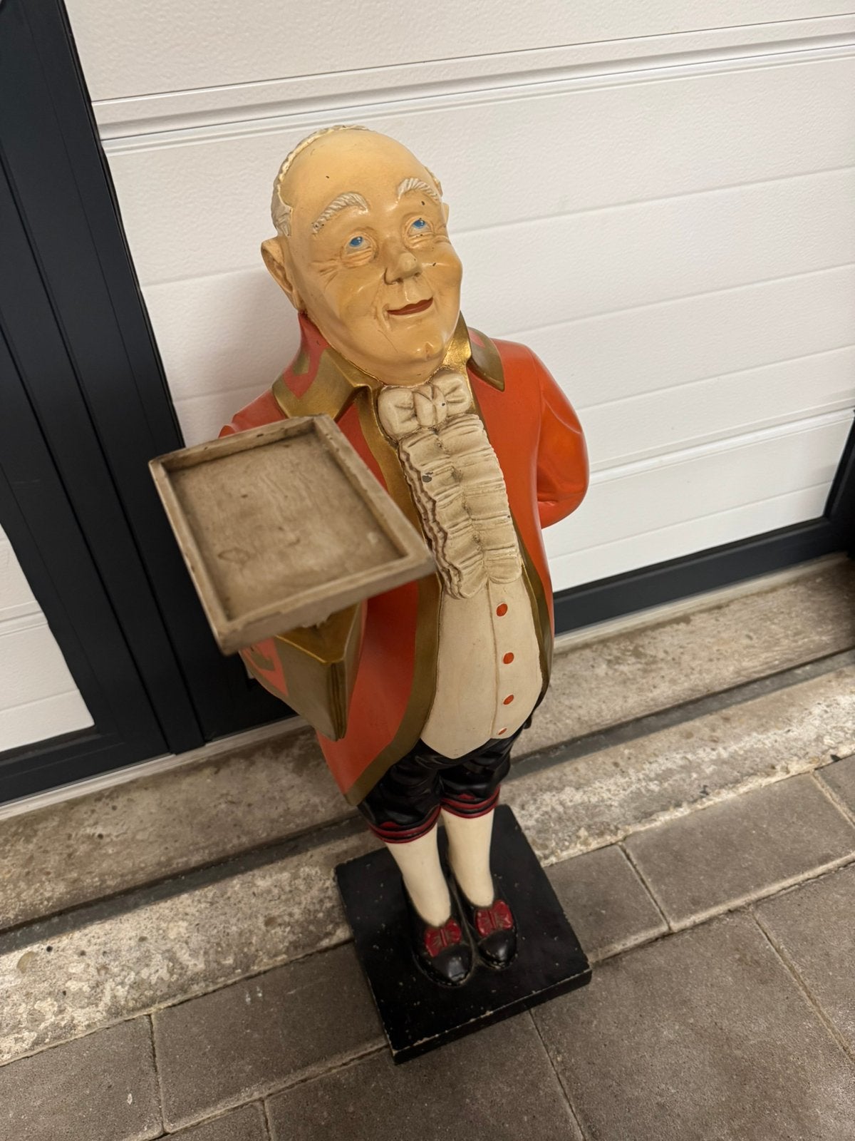 Karakteristiek Houten Butler Beeld met Dienblad, Antiek en Kunst, Ophalen, Hout, Beeld, 50 - 100 cm