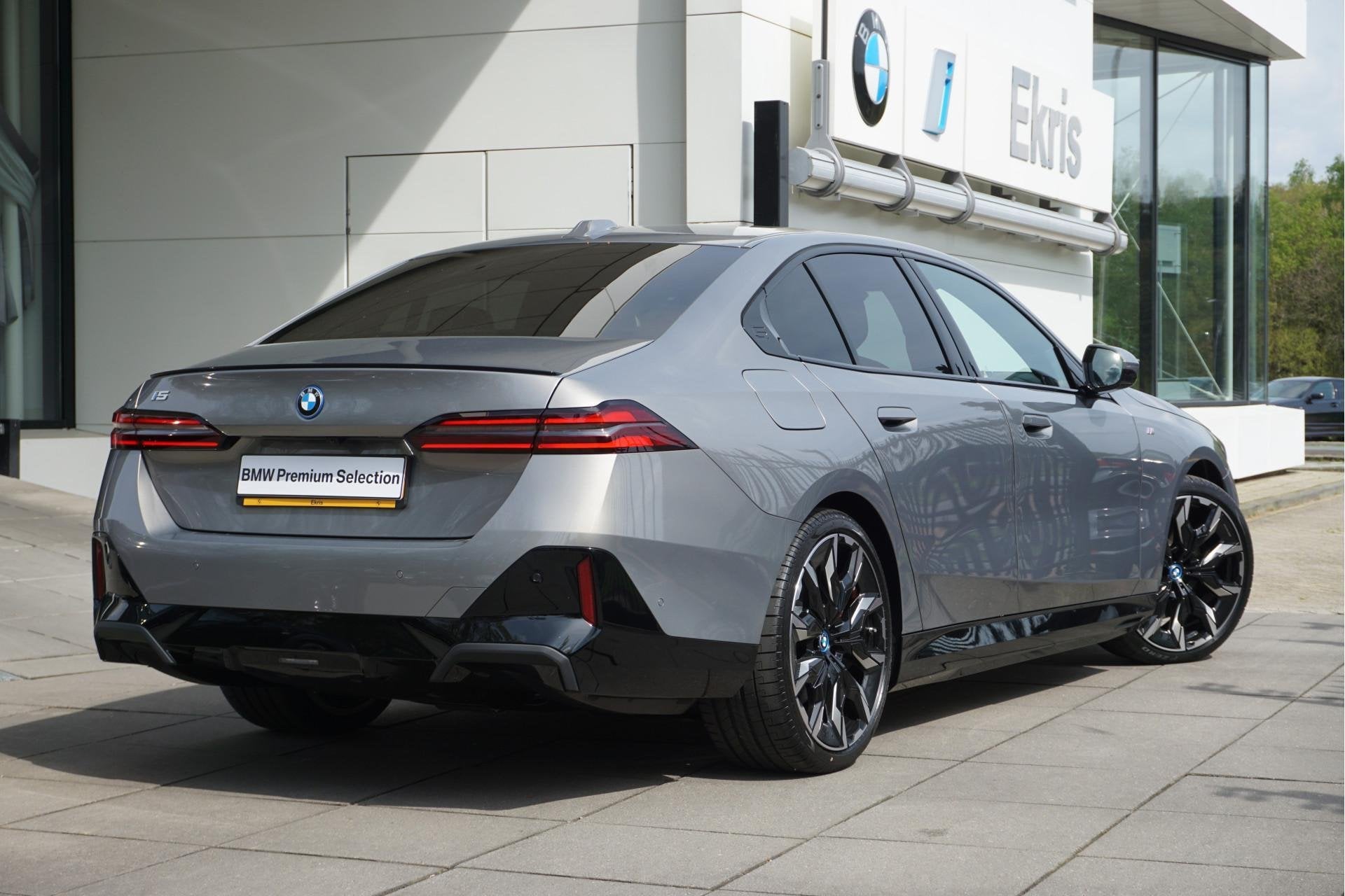 BMW i5 Sedan eDrive40 | M Sportpakket Pro | Harman Kardon |, Auto's, Gebruikt, Zwart, Met garantie (alle), 340 pk