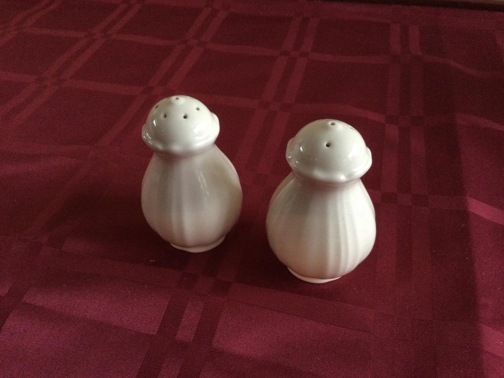 Wedgwood Queens shape/pain peper- en zoutvaatje nwstaat, Antiek en Kunst, Ophalen of Verzenden