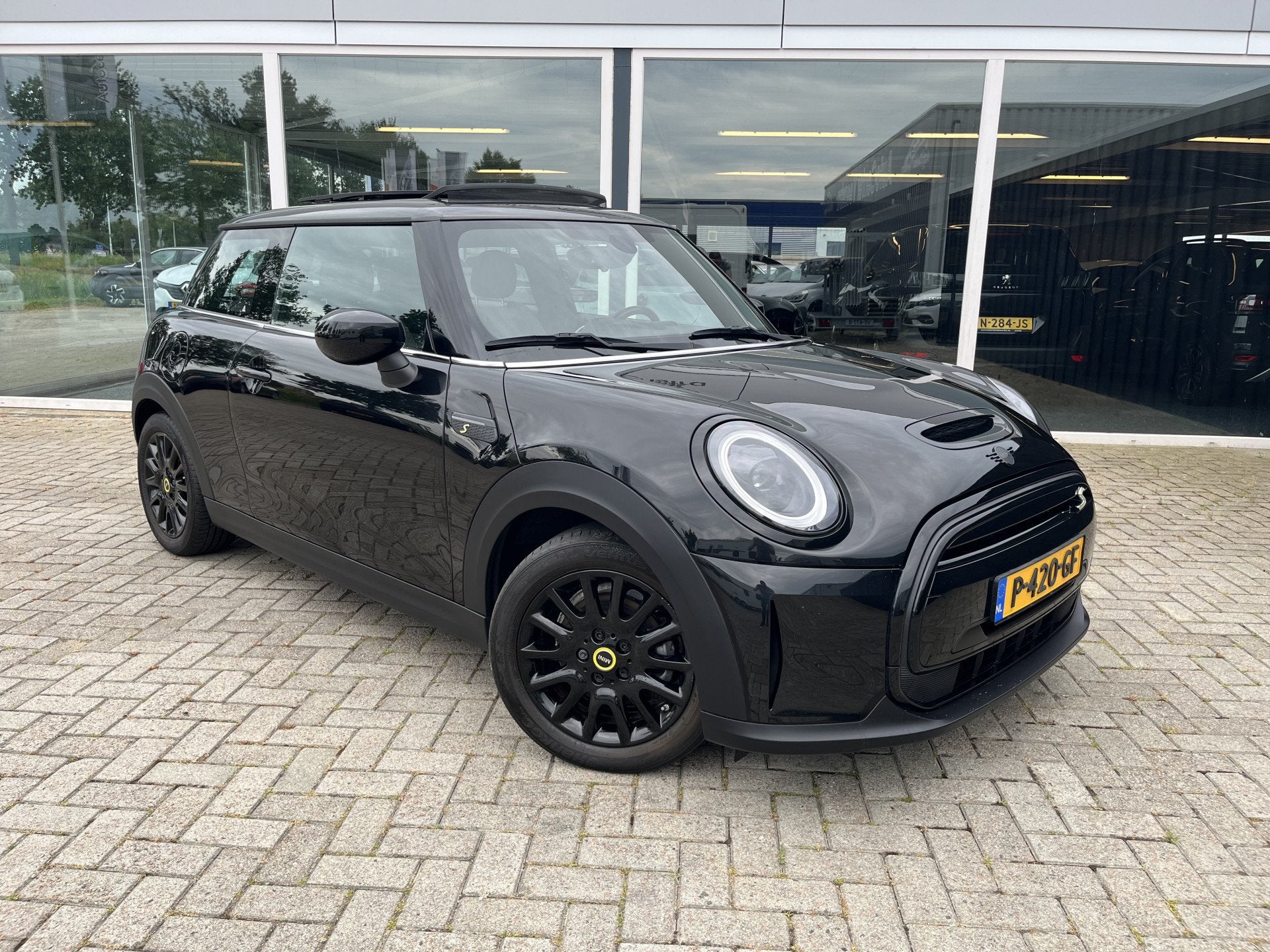 MINI Mini Electric Classic 33 kWh Led / Schuif kantel / Crui, 1340 kg, 4 stoelen, 184 pk, Parkeersensor