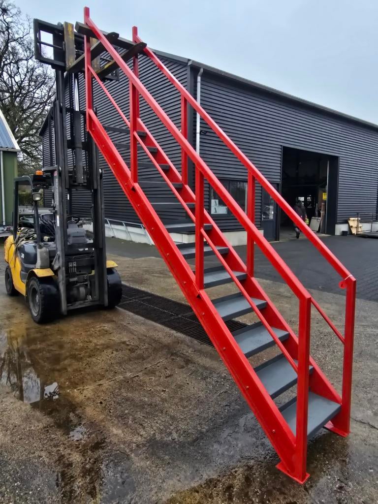 Stalen trap rood. Hoog 2,8 mtr. Nor005, Doe-het-zelf en Verbouw, Ladders en Trappen, Ophalen