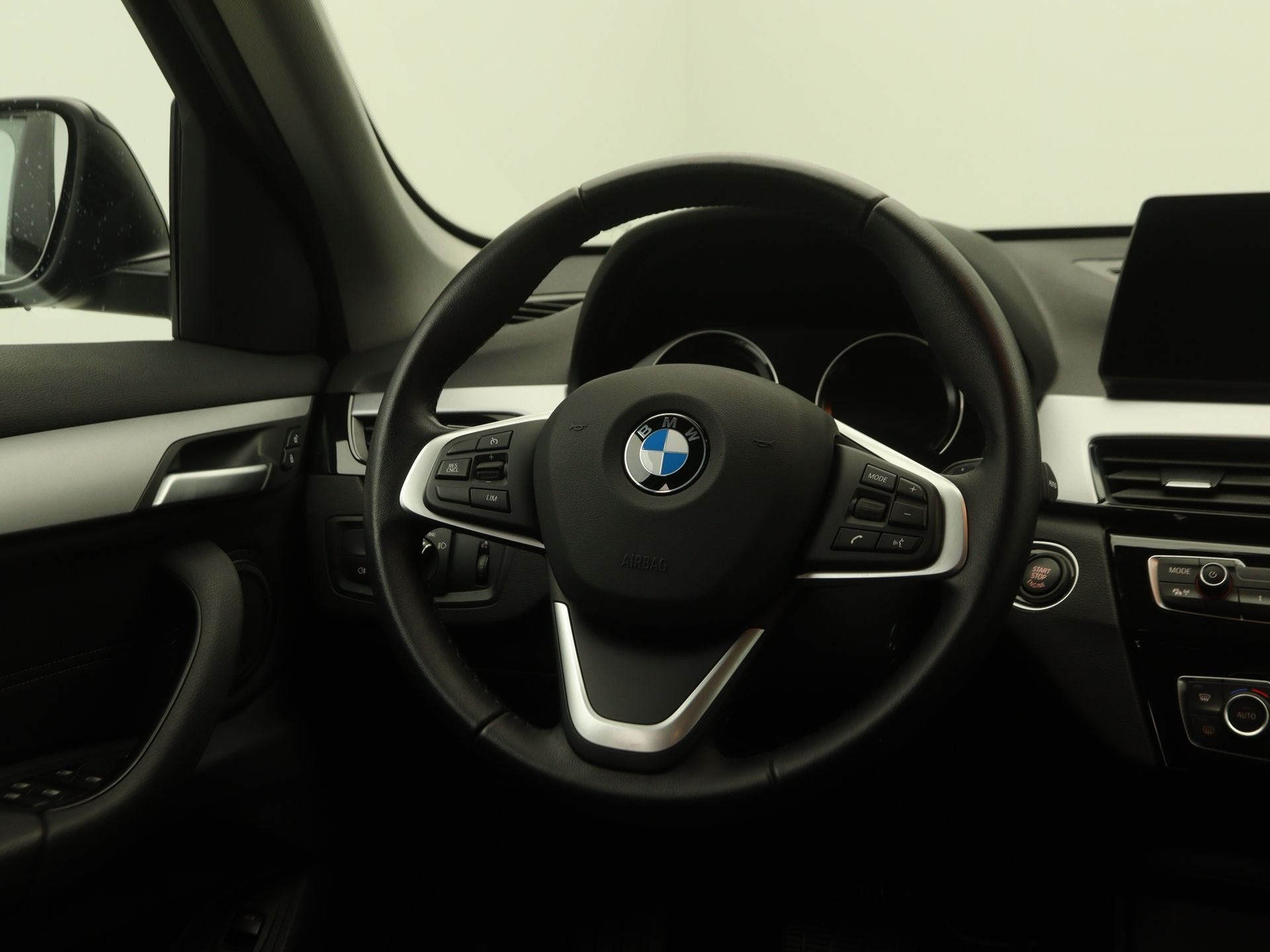 BMW X1 sDrive18i Business Edition (bj 2022, automaat), Auto's, BMW, Gebruikt, Met garantie (alle), Zwart, Origineel Nederlands