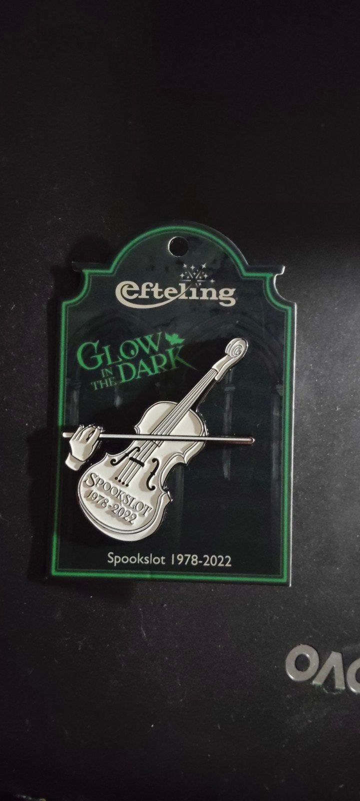 Efteling Spookslot Viool Pin Glow in the Dark 1978-2022, Verzamelen, Efteling, Ophalen of Verzenden