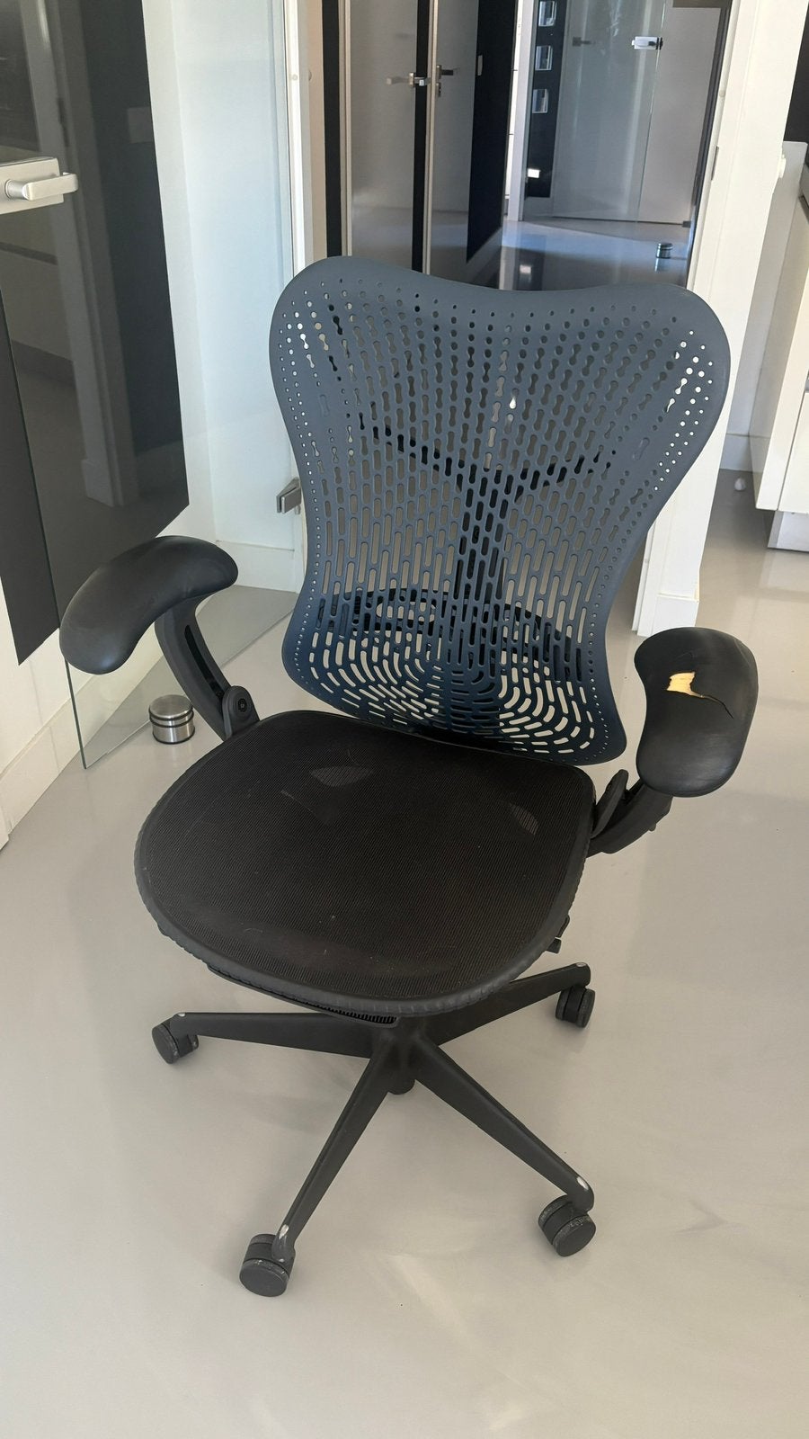 Herman Miller Mirra Bureaustoel, Gebruikt, Zwart, Ophalen of Verzenden, Bureaustoel