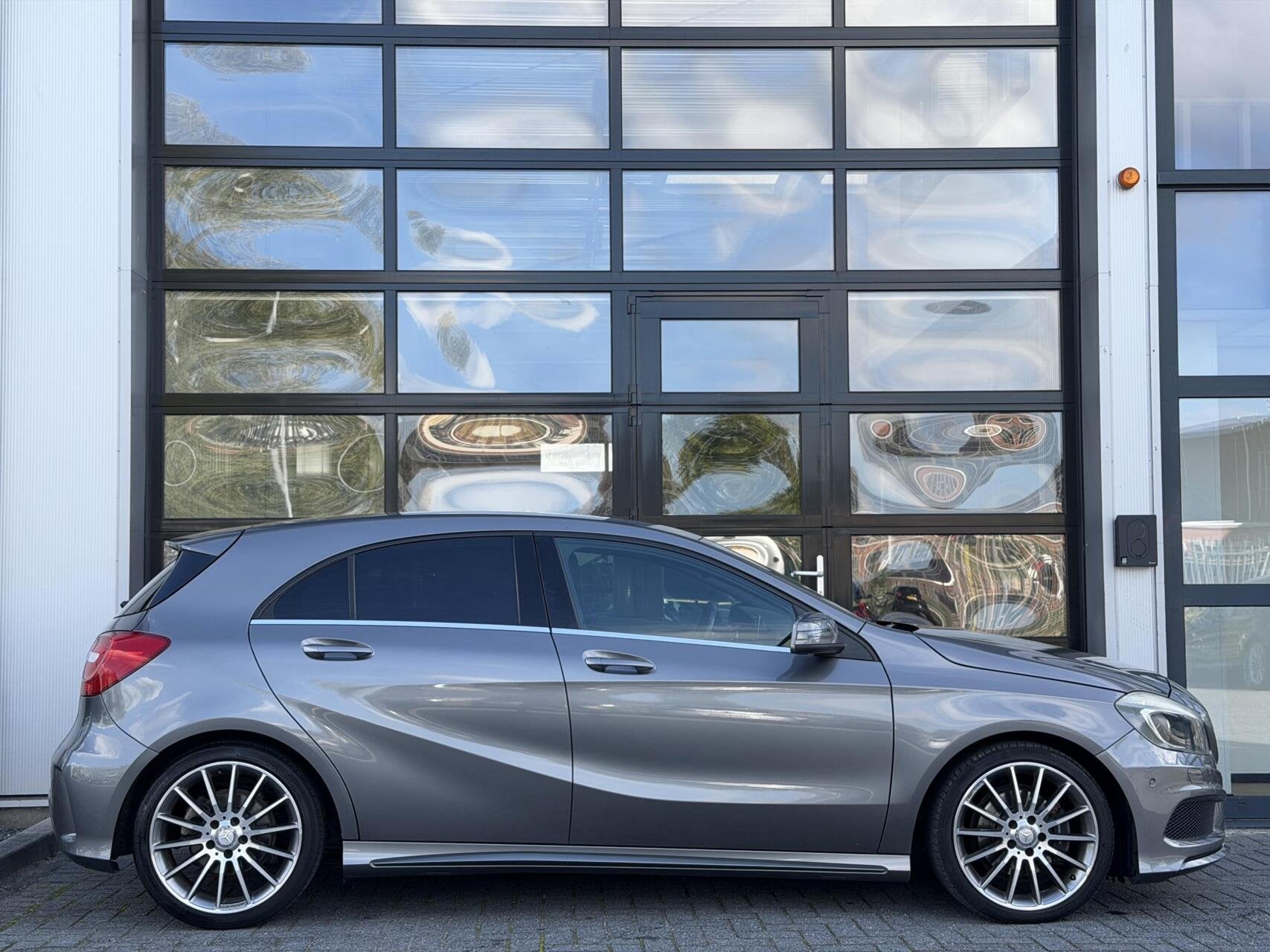 Mercedes A-klasse 180 Ambition AMG / Cruise / Airco / NAVI, Voorwielaandrijving, Gebruikt, Euro 6, 4 cilinders