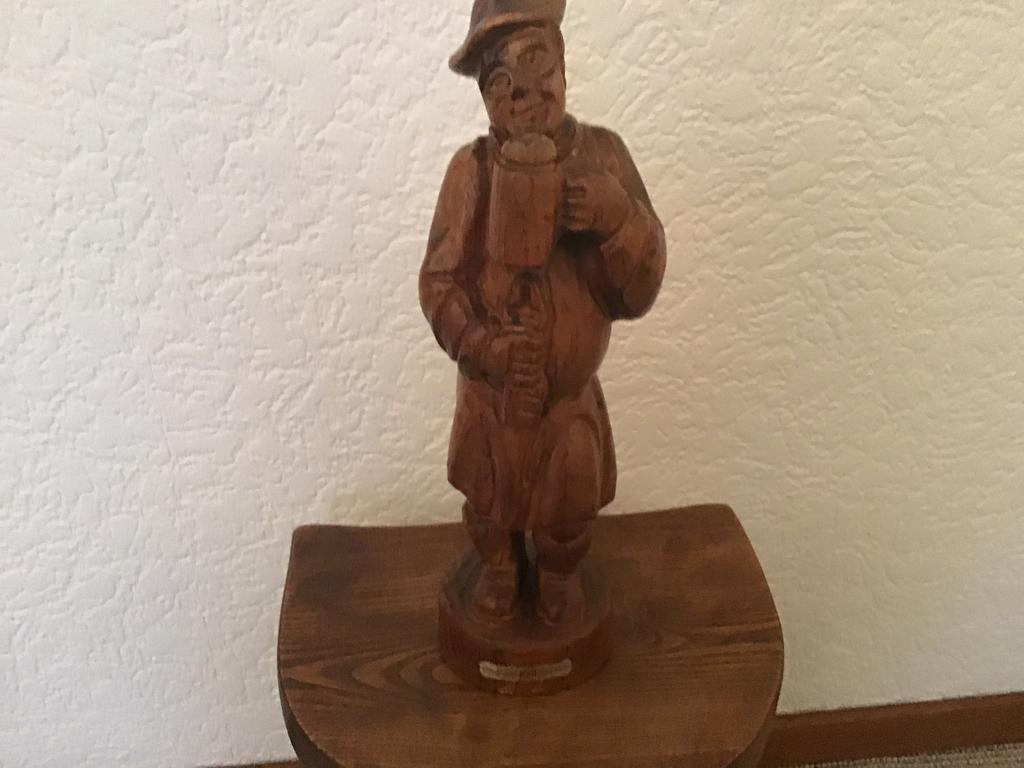 man met een bierpul, het beeldje is 34 cm hoog., Antiek en Kunst, Kunst | Beelden en Houtsnijwerken, Ophalen of Verzenden