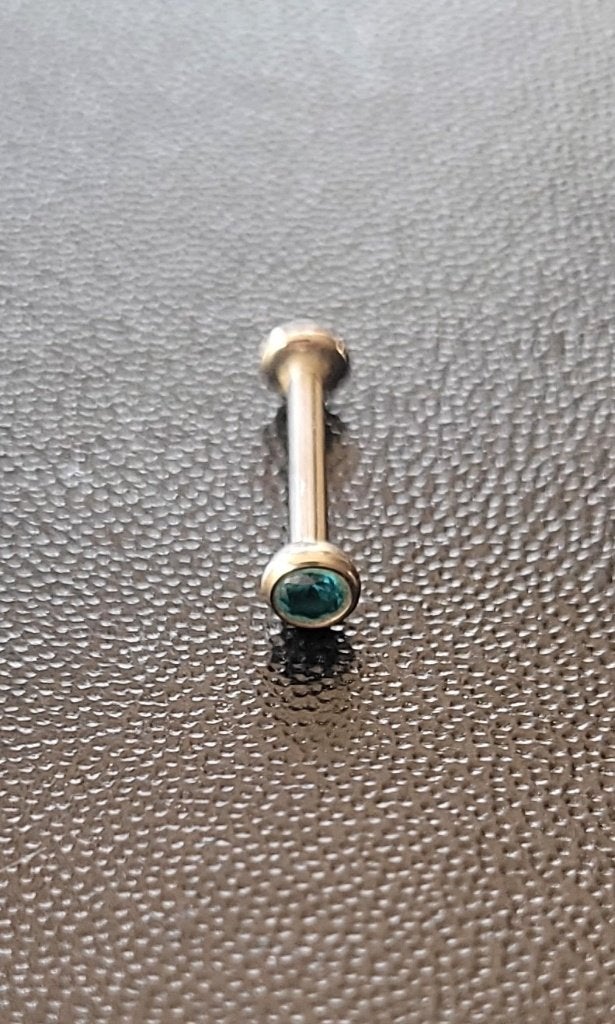 KLEINE PIERCING MET BLAUW STEENTJE, Sieraden, Tassen en Uiterlijk, Piercings, Staal, Oor- of Traguspiercing, Ophalen of Verzenden