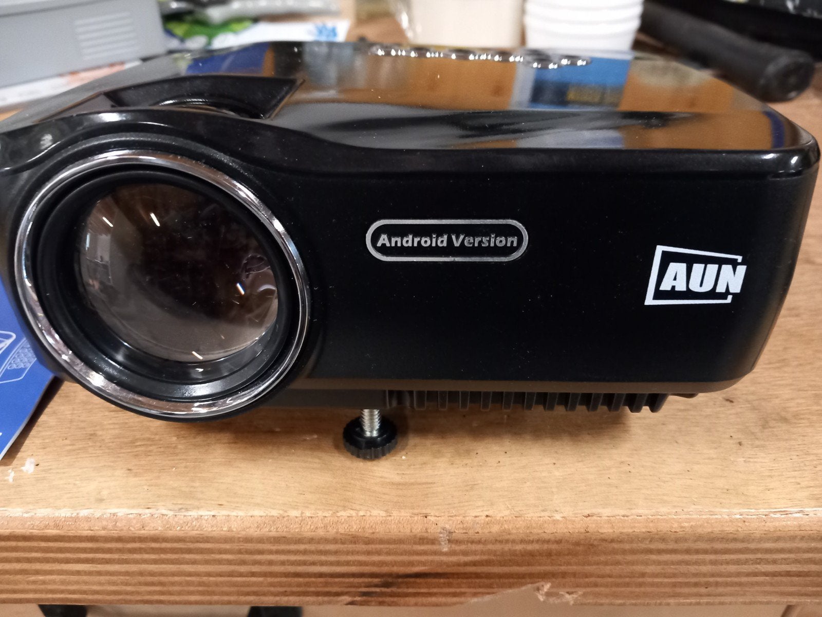 Beamer AUN  met afstandsbediening zgan € 50,-, Ophalen, Zo goed als nieuw, LED