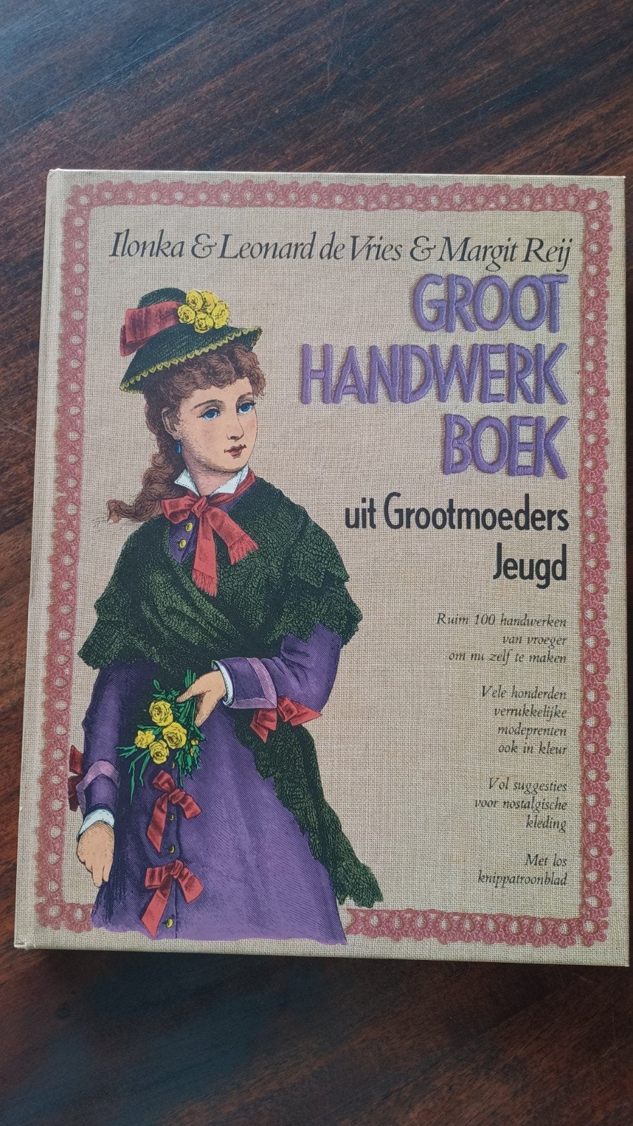 Groot handwerkboek uit grootmoeders jeugd., Ophalen of Verzenden, Zo goed als nieuw