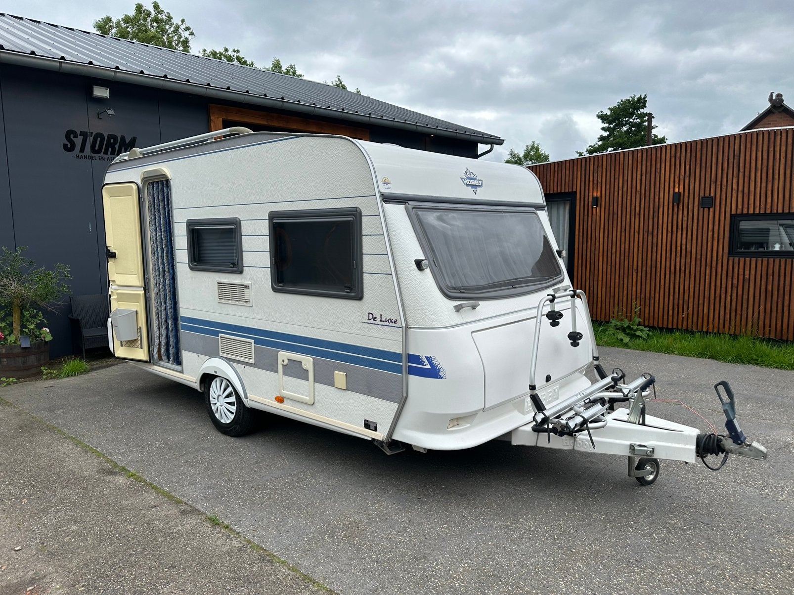 Hobby 400 SF Caravan l BJ 2001 | 3 Slaapplaatsen | € 3.500,-, Caravans en Kamperen, Caravans, Omvormbare zithoek, Hobby, Bedrijf