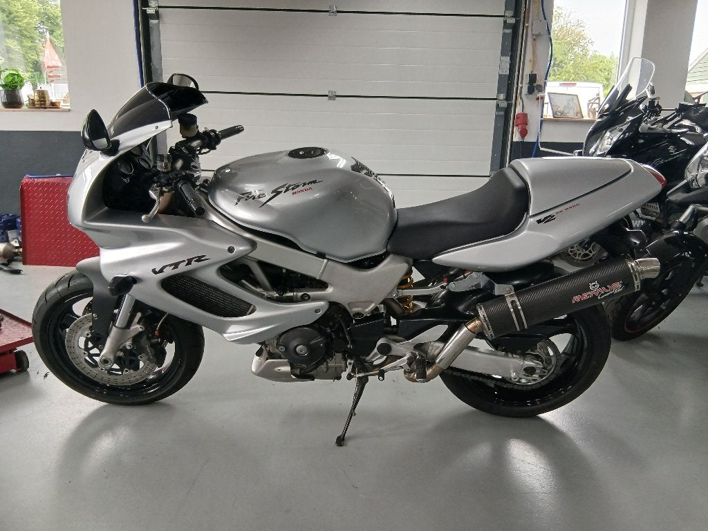 Honda VTR 1000 F . Super netjes . VERKOCHT !!!!!!!!, Motoren, 2 cilinders, Sportuitlaat, Occasion, Motorrijbewijs A