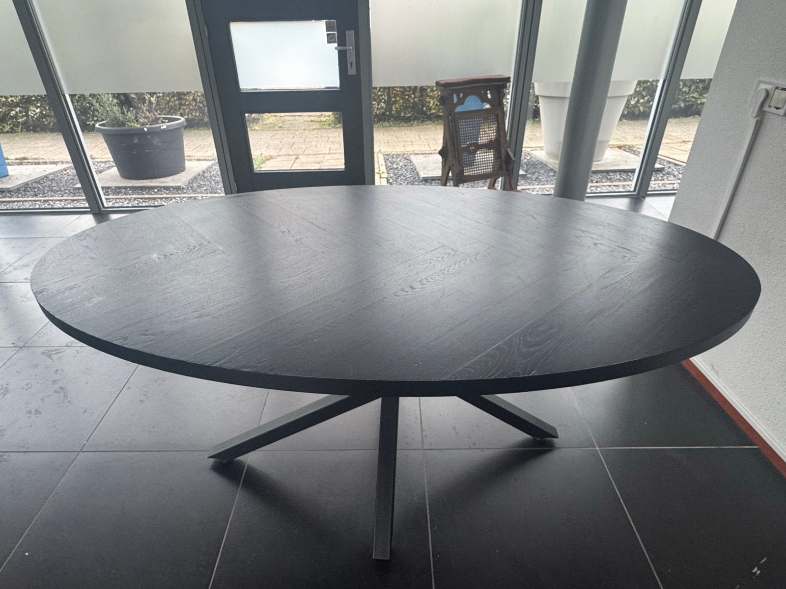 Ovale eettafel - Zwart met lichte gebruikersschade, Huis en Inrichting, Ophalen, Gebruikt, 50 tot 100 cm, Vijf personen of meer