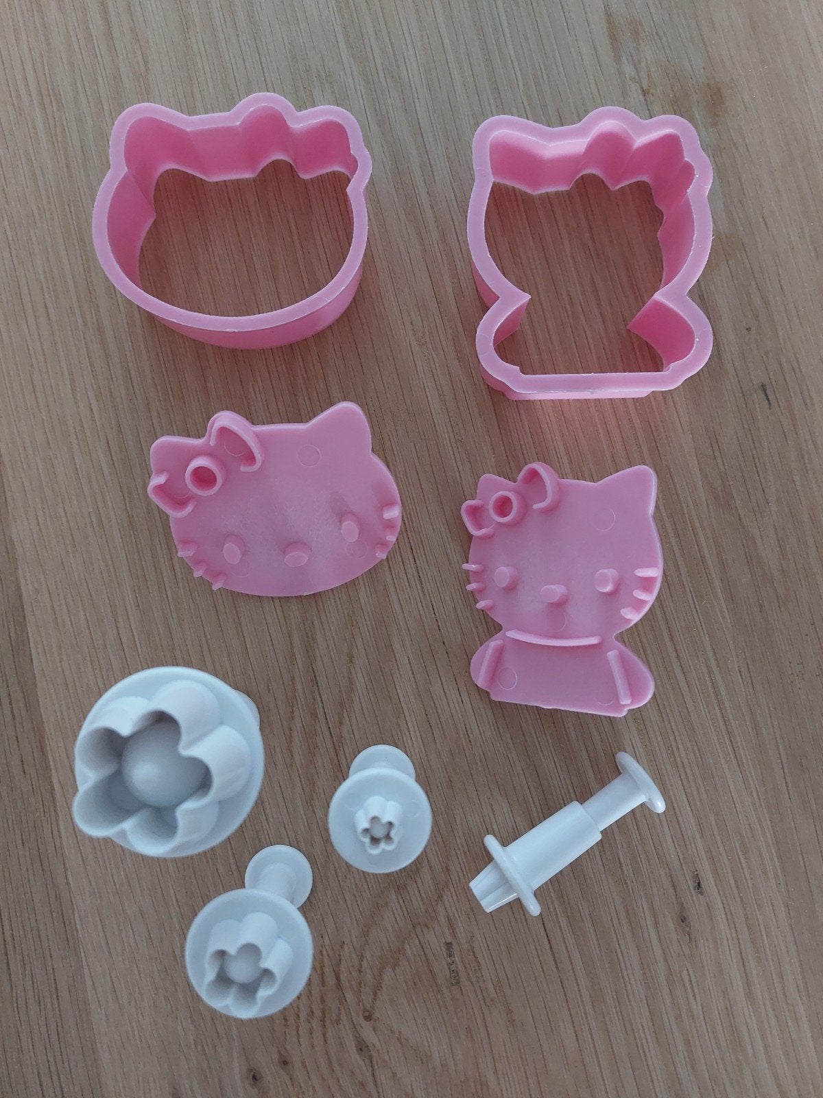 Hello Kitty en bloem uitstekers set, Ophalen of Verzenden, Zo goed als nieuw, Taarten of Cupcakes, Versiering