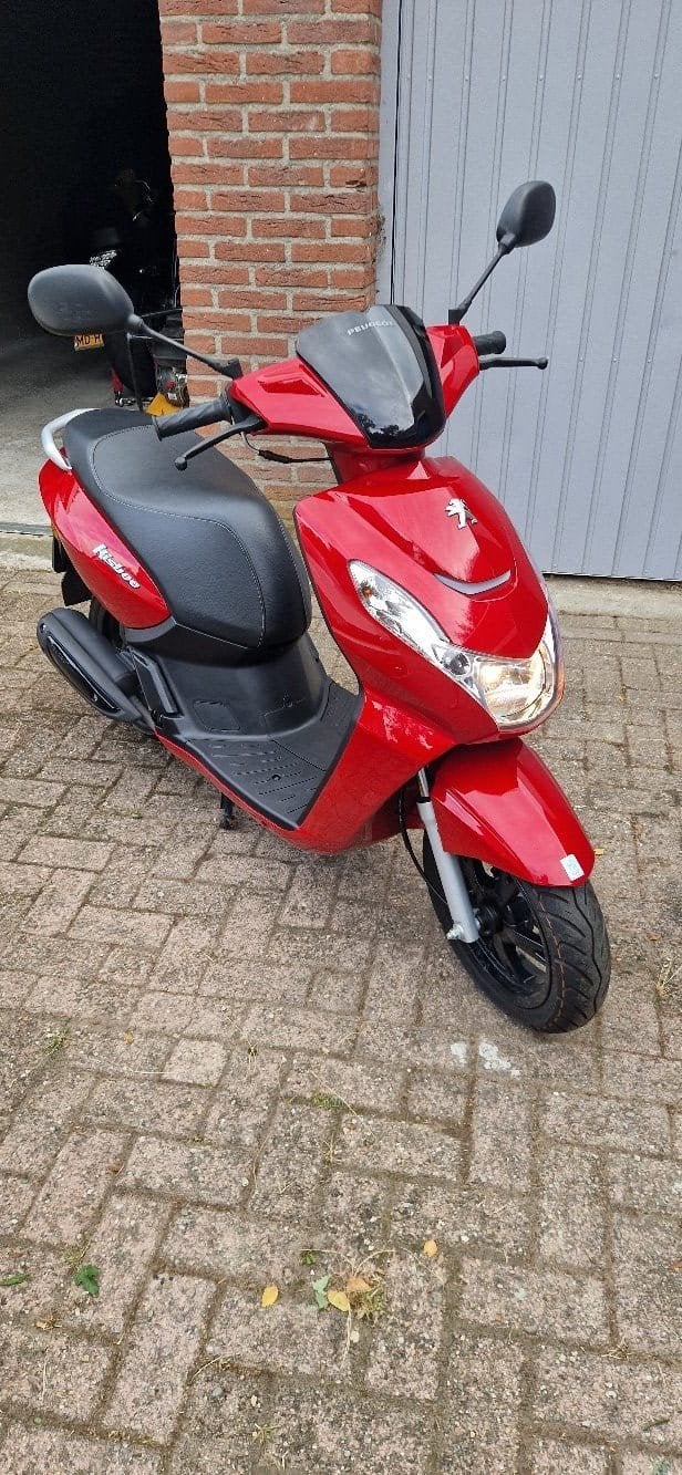 Peugeot Kisbee Scooter – Zeer nette staat + slot en hoes, Fietsen en Brommers, Scooters | Peugeot, Ophalen of Verzenden, Zo goed als nieuw