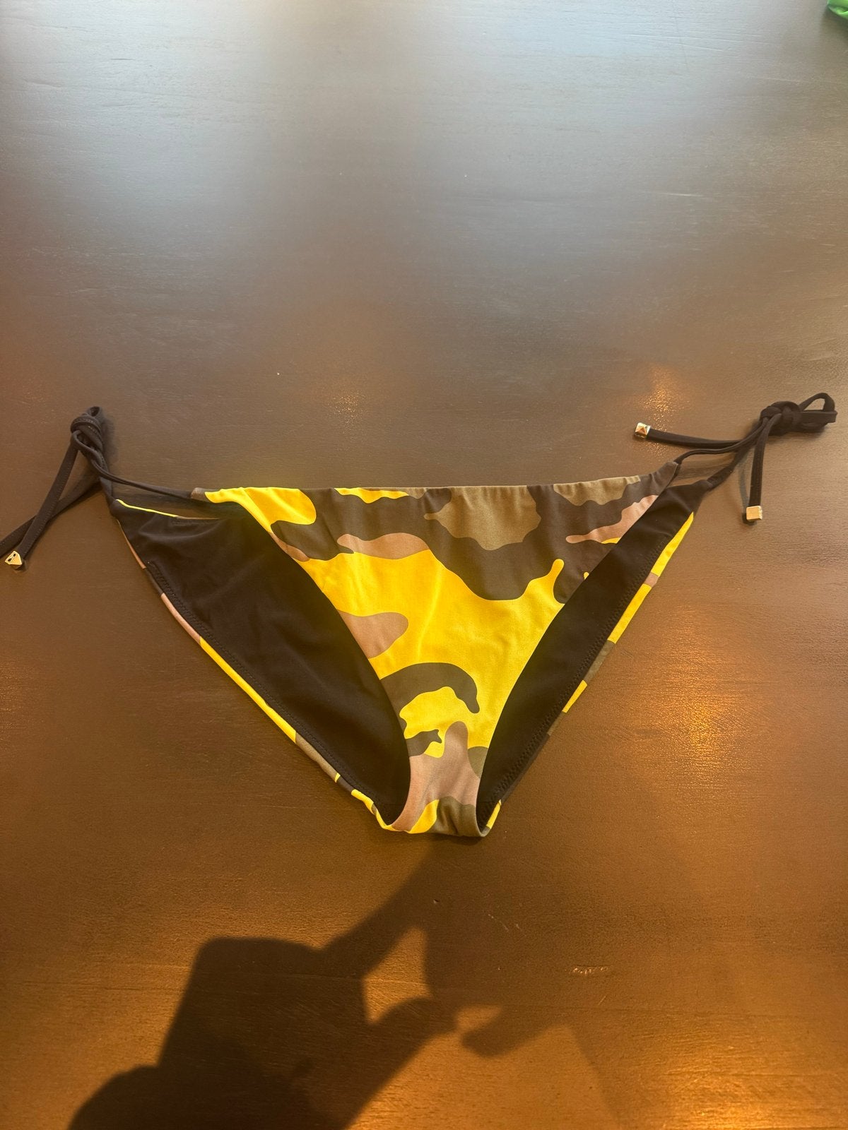 Valentino bikini broekje camouflage geel maat L, Kleding | Dames, Badmode en Zwemkleding, Ophalen of Verzenden, Zo goed als nieuw