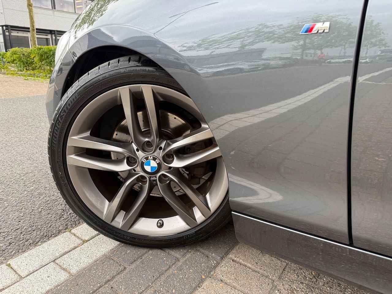 BMW 1-serie 125d High Executive PDC/CAM/LEER/NAV/LMV-18/PANO, Auto's, BMW, 4 cilinders, Bedrijf, Diesel, 22 km/l