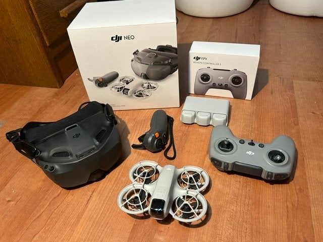 DJI Neo Motion Fly More Combo + NC3, Extra accu('s), Zo goed als nieuw, 1 tot 5 kilometer, Minder dan 250 gram