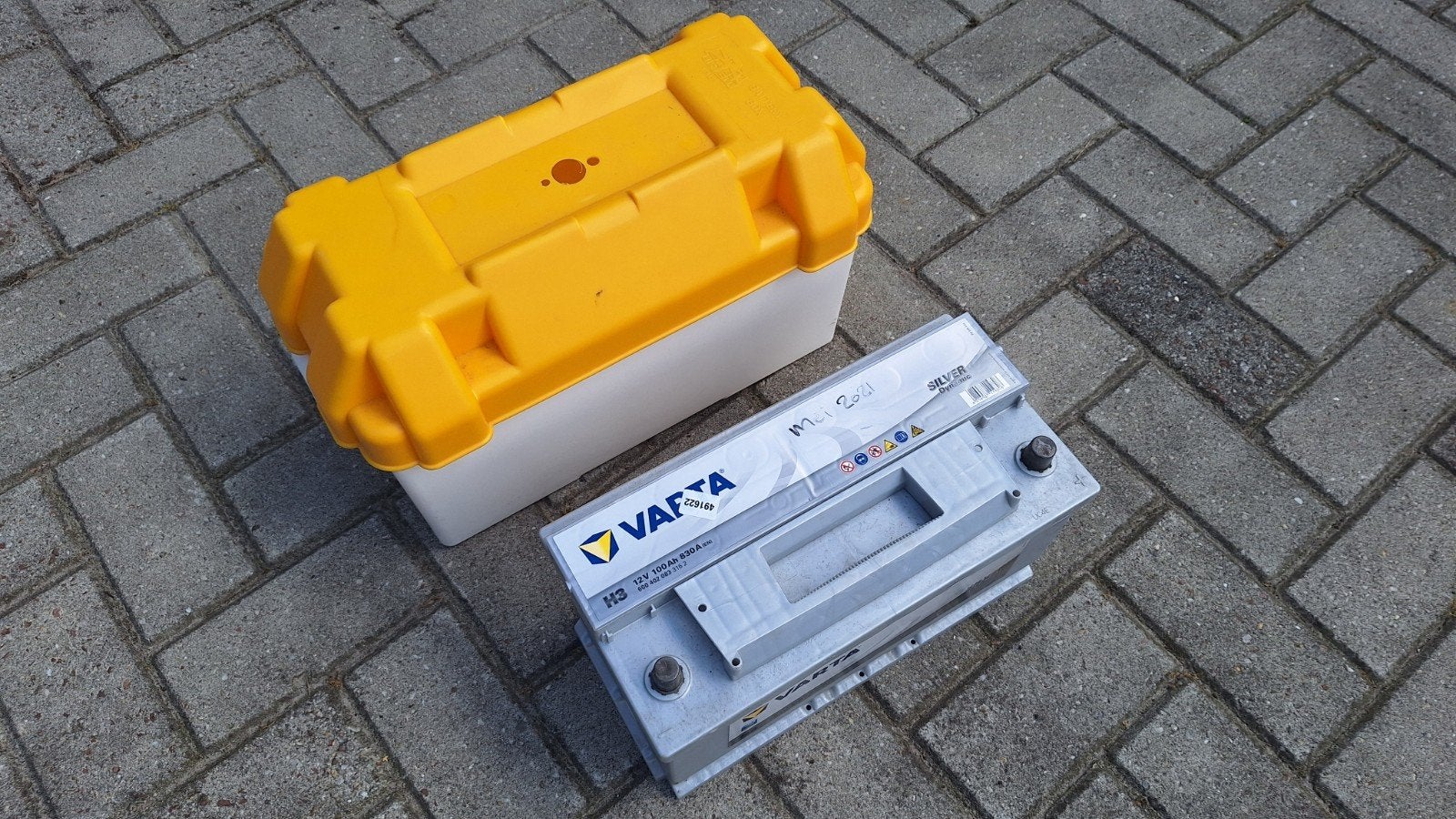 Varta H3 12V 100Ah 830A accu met accubak, Ophalen