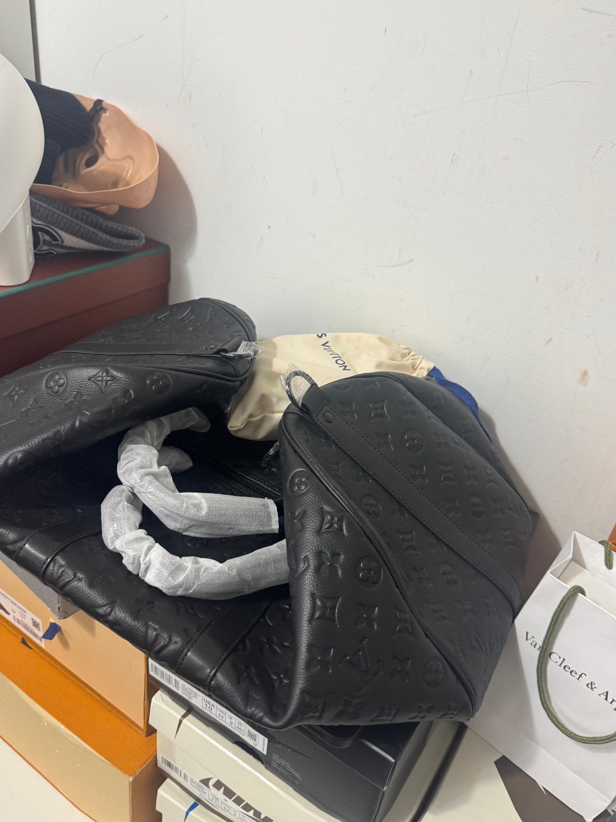 Louis Vuitton Keepall Bandoulière 50 Monogram Shadow leather, Sieraden, Tassen en Uiterlijk, Tassen | Reistassen en Weekendtassen