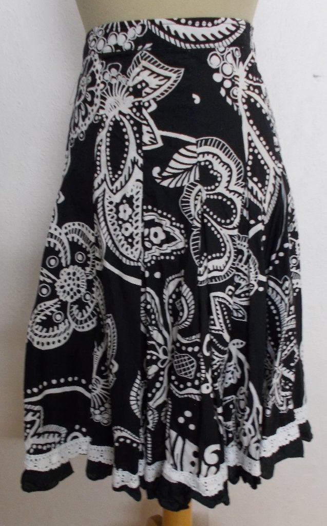 Leuke zwart/witte rok met borduursels! L, Overige kleuren, Verzenden, Maat 42/44 (L), Zo goed als nieuw