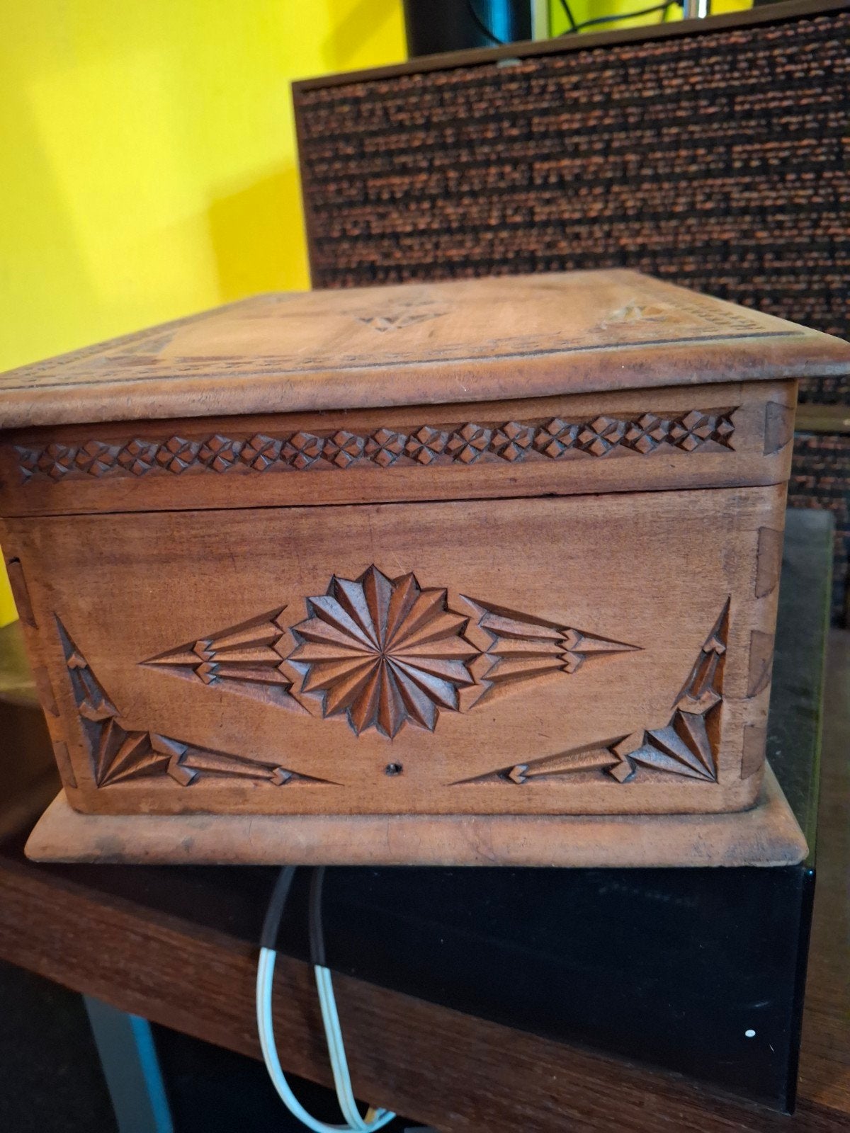 Antieke houten kist met houtsnijwerk, Ophalen of Verzenden
