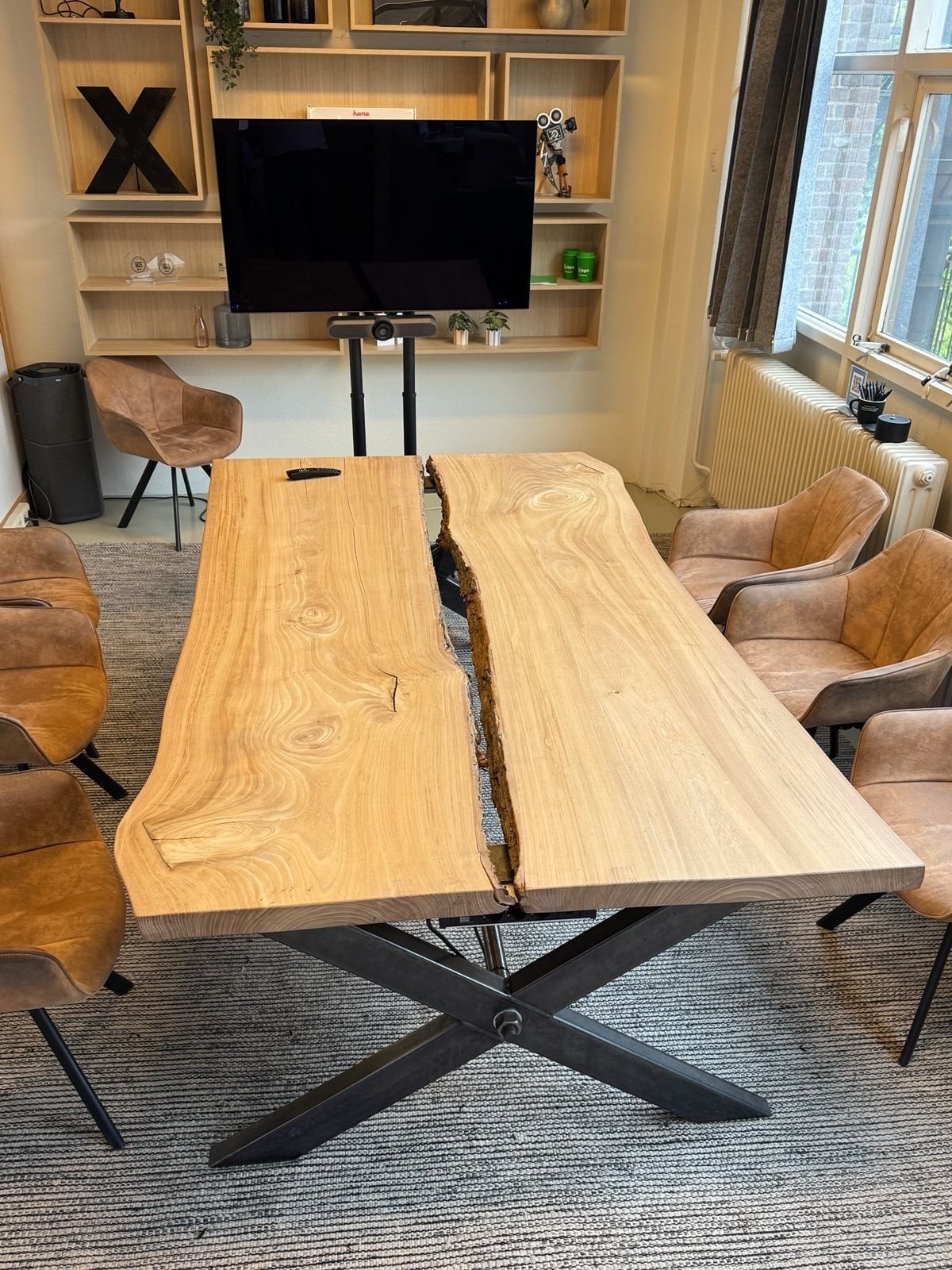 Foto 4 van Robuuste eettafel met boomstam blad en metalen onderstel