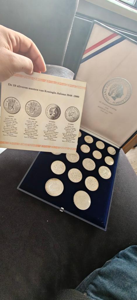 19 zilveren munten Koningin Juliana 1948-1980 in cassette, Postzegels en Munten, Munten | Nederland, Ophalen of Verzenden