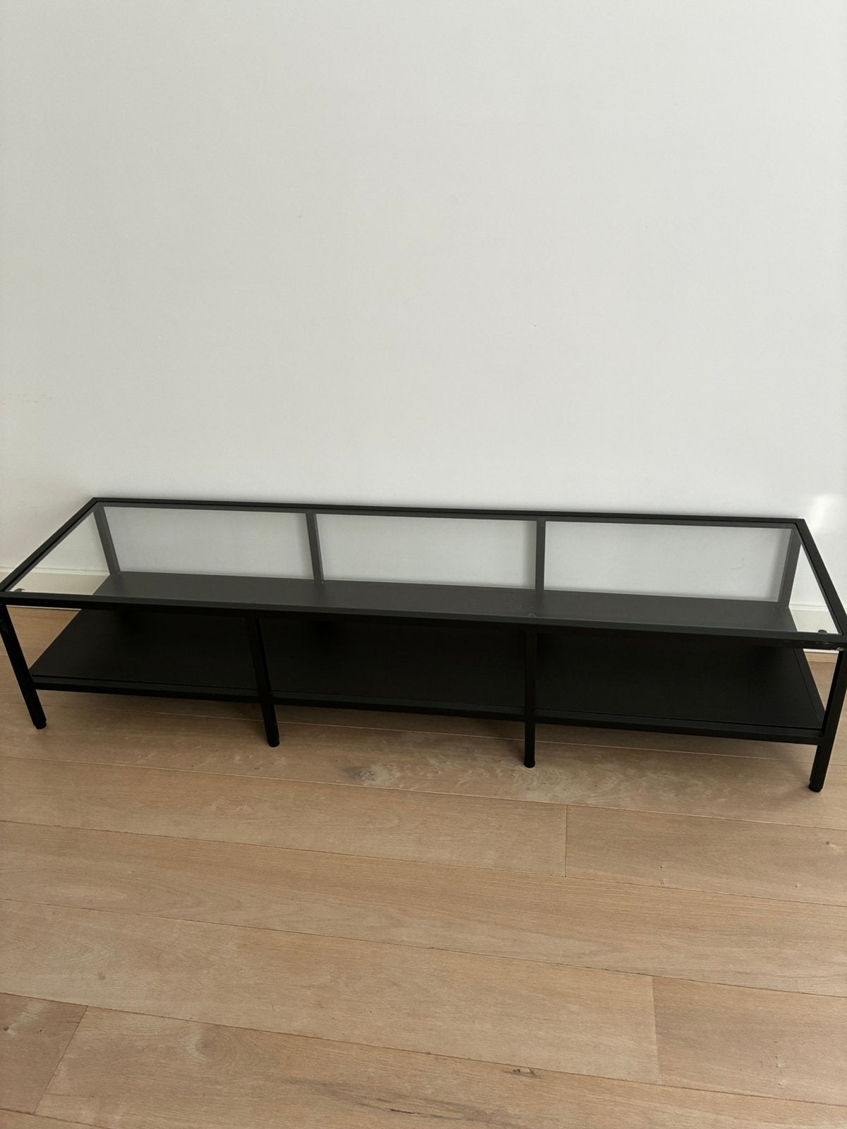 IKEA VITTSJO TV meubel €45, Ophalen, 150 tot 200 cm, Zo goed als nieuw, Glas