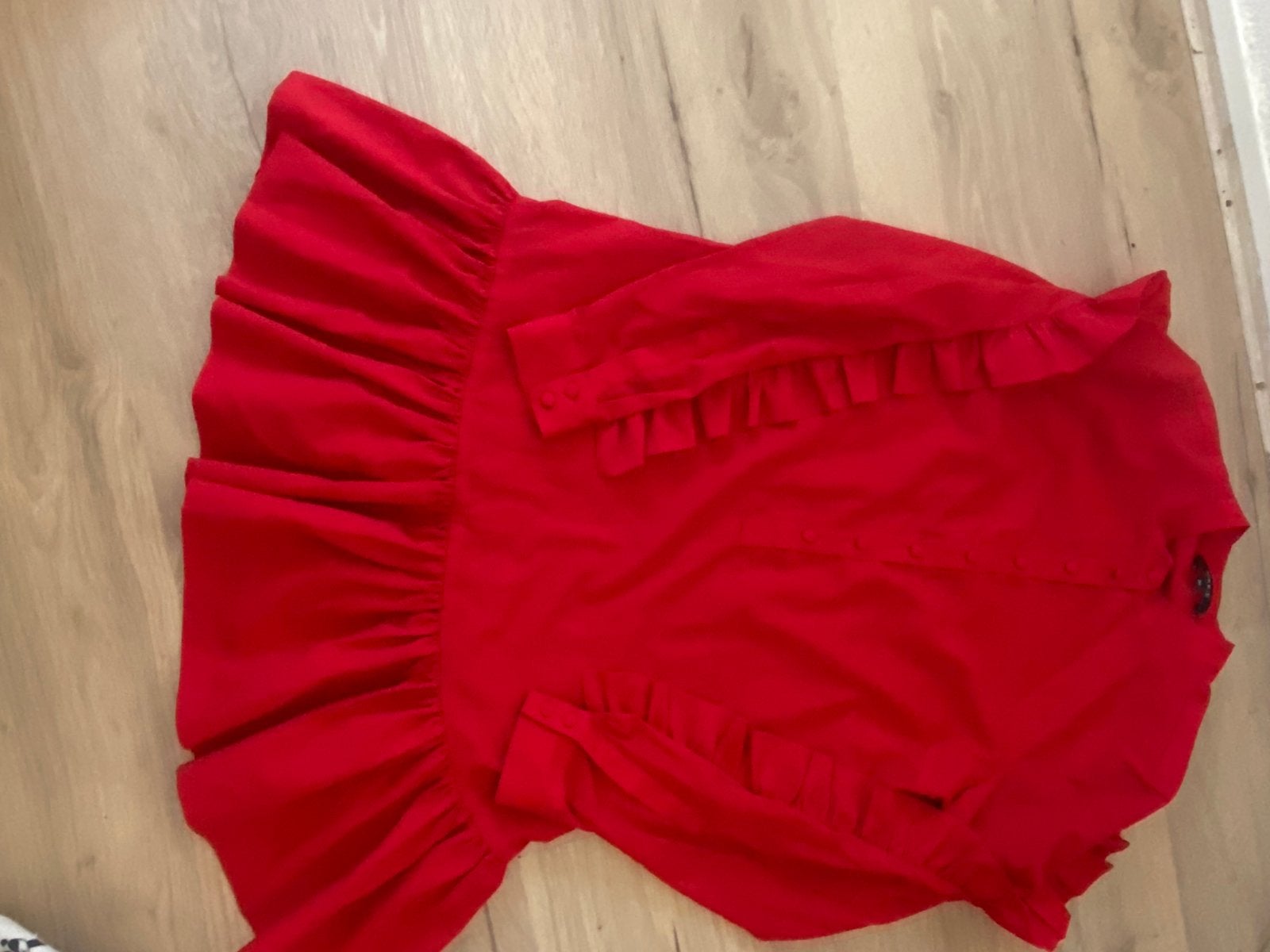 Nikkie rode jurk met ruches - Maat 36 (S), Kleding | Dames, Jurken, Ophalen of Verzenden, Zo goed als nieuw, Maat 36 (S), Boven de knie