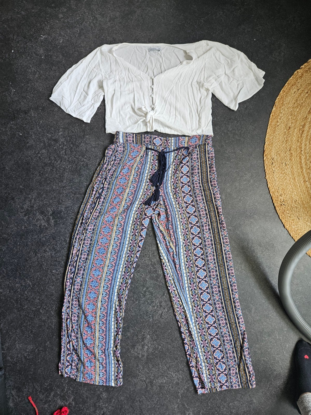 Zomerse set: Witte crop top en kleurrijke broek, Wit, Maat 36 (S), Lang, Gedragen