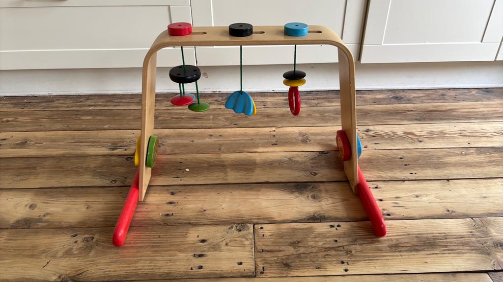 Houten Babygym met Kleurrijke Hangers, Kinderen en Baby's, Speelgoed | Babyspeelgoed, Ophalen of Verzenden, Gebruikt, Babygym