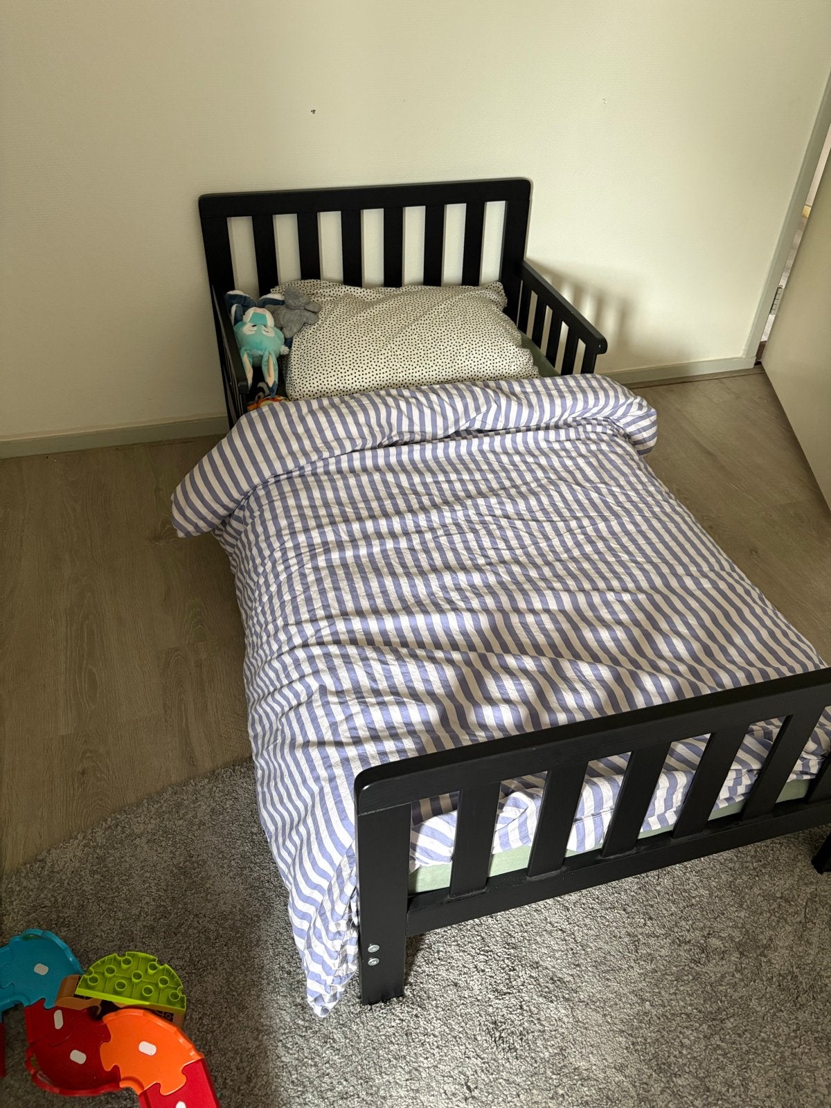 Peuterbed zwart met lattenbodem, Ophalen, Gebruikt, Zwart, 190 cm of minder