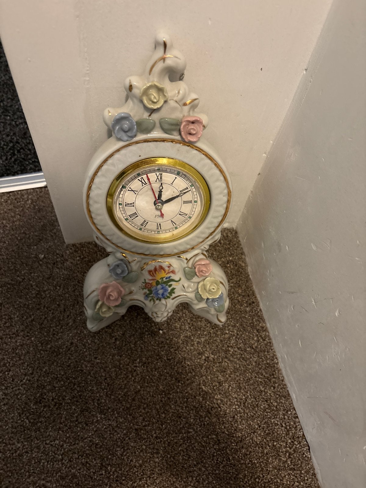 Decoratieve porseleinen tafelklok met bloemmotief, Ophalen of Verzenden